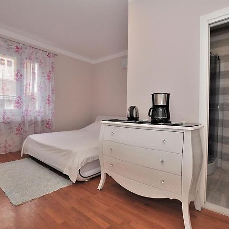 Bedroom With Bathroom Shower สปลิท ภายนอก รูปภาพ