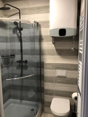 Bedroom With Bathroom Shower สปลิท ภายนอก รูปภาพ
