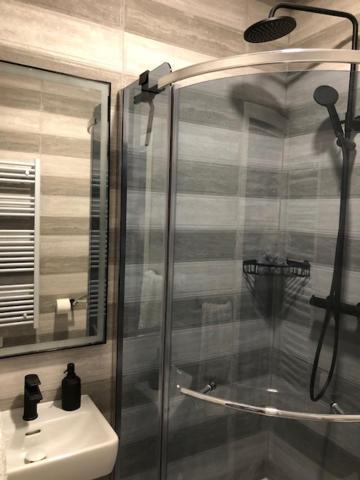 Bedroom With Bathroom Shower สปลิท ภายนอก รูปภาพ